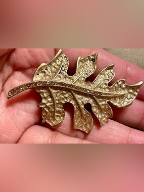 Vintage Gold Leaf-Design Women's Brooch